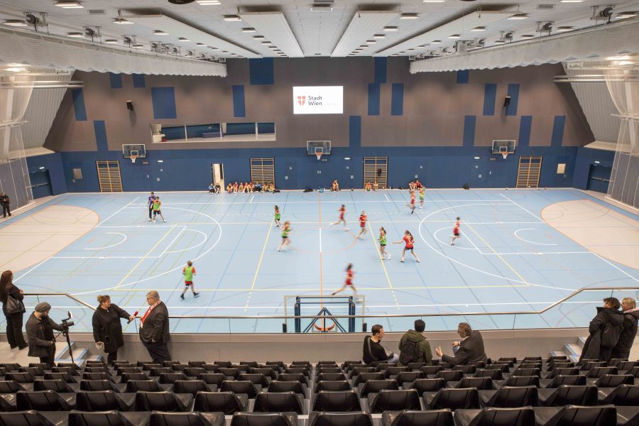 Innenansicht der neuen Halle, im Vordergrund die Zuschauertribüne, auf dem Spielfeld das Mädchenteam des WAT Atzgersdorf beim Training