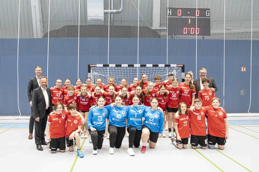 Gruppenfoto vor einem Tor mit den Sporterinnen und Sportlern des WAT Atzgersdorf, Bezirksvorsteher Gerald Bischof, Stadtrat Peter Hacker, Abteilungsleiter Anatol Richter und WAT Atzgersdorf Obmann Christian Mahr
