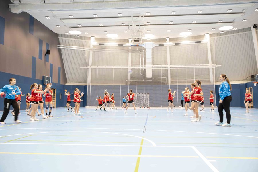 Spielfeld der neuen Halle mit Sporterlinnen des WAT Atzgersdorf in Action.
