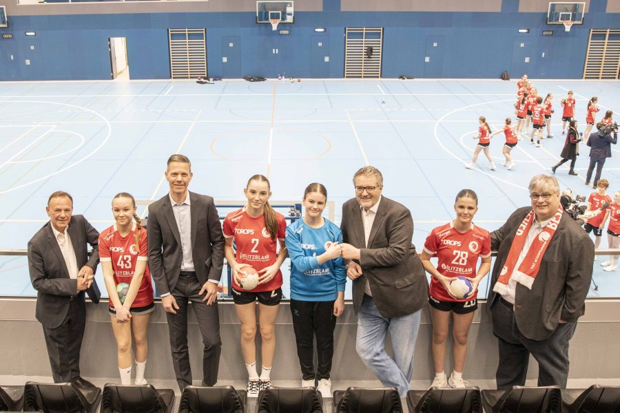 Sportlerinnen des WAT Atzgersdorf, Bezirksvorsteher Gerald Bischof, Abteilungsleiter Anatol Richter, Stadtrat Peter Hacker, WAT Atzgersdorf Obmann Christian Mahr