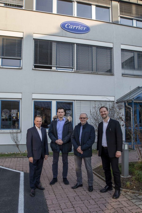 Personen von einem Haus mit dem Fimenschild Carrier: (v.l.n.r.) Gerald Bischof, Alfred Papst (Carrier), Markus Fiala (WIR23)