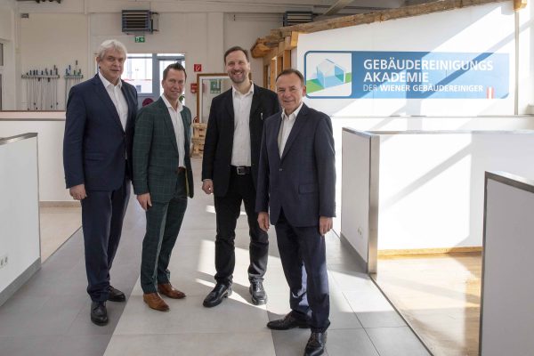 4 Personen in einem Trainigsraum der Gebäudereinigungsakademie: (v.l.n.r.) Matthias Schiffer (WKO), Geschäftsführer Chiristoph Guserl , Markus Fiala (WIR23) und Bezirksvorsteher Gerald Bischof