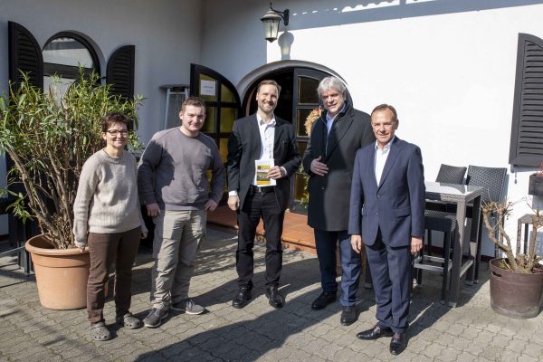 Vor dem Eingang des Heurigen Beranek in der Ketzergasse: Martina Beranek und Herr Beranek Junior, Markus Fiala (WIR23), Matthias Schiffer (WKO) und Bezielsvorsteher Gerald Bischof