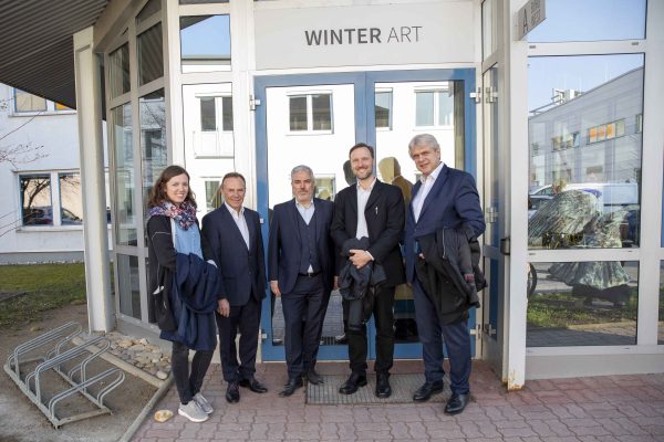 5 Personen vor dem Eingang der Firma Winterart: (v.l.n.r): Maria Praxmarer (Wir23), BV Gerald Bischof, Geschäftsführer Winter Art Christopher Winter, Markus Fiala (WIR23) und Matthias Schiffer (WKO)
