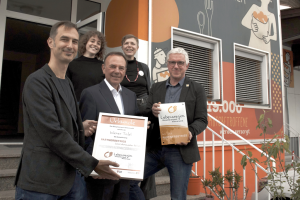 5 Personen stehen auf einer Treppe: Daniel Schlögl, Theresa Seitz (beide Wiener Tafel), Gerald Bischof, Monika Heis (Wiener Tafel) und Biosphärenpark-Direktor Andreas Weiß bei der Übergabe der PartnerInnen-Urkunde