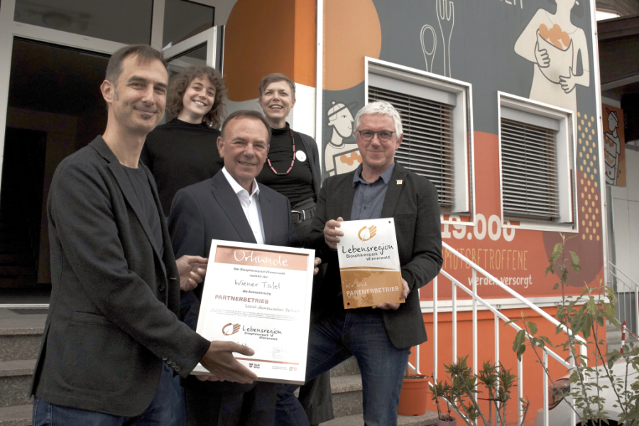 5 Personen stehen auf einer Treppe: Daniel Schlögl, Theresa Seitz (beide Wiener Tafel), Gerald Bischof, Monika Heis (Wiener Tafel) und Biosphärenpark-Direktor Andreas Weiß bei der Übergabe der PartnerInnen-Urkunde