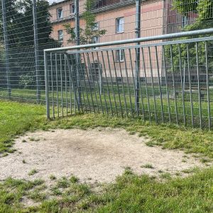 Fußballtor auf der Wiese mit einem größeren Bereich vor dem Tor, wo keine Wiese mehr ist