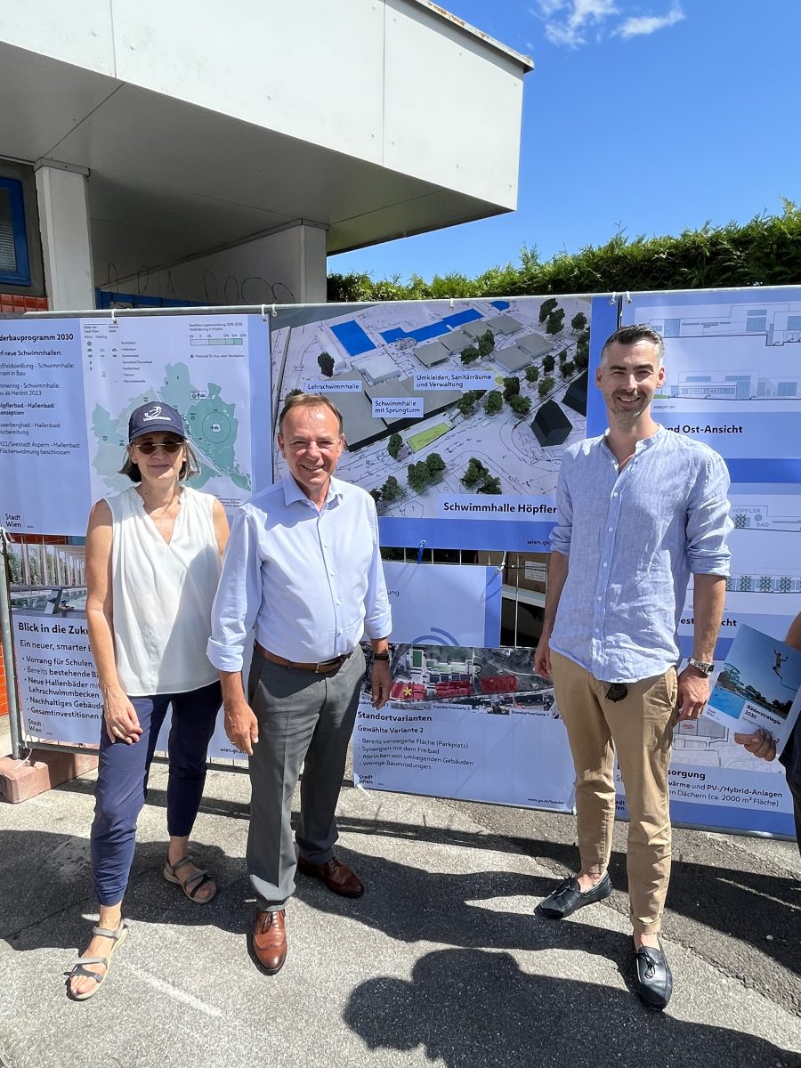 DI Breitfuss, Gerald Bischof, Christoph Pramhofer vor den Ausstellungstafeln bei der Infoveranstaltung über das neue Hallenbad