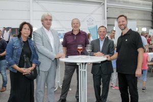 5 Personen stehen vor einem Stehtisch